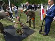 Wieluń: Posadzono dąb pamięci i odsłonięto tablicę poświęconą kapitanowi Stanisławowi Mikulskiemu – komisarzowi Straży Granicznej