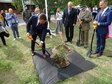 Wieluń: Posadzono dąb pamięci i odsłonięto tablicę poświęconą kapitanowi Stanisławowi Mikulskiemu – komisarzowi Straży Granicznej