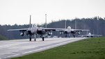 Na lotniska w Krzesinach i Łasku przyleciały amerykańskie myśliwce F-15 i F-16