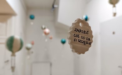 Myśli ulotne Justyny Wolnej - instalacja artystyczna w Muzeum w Praszce