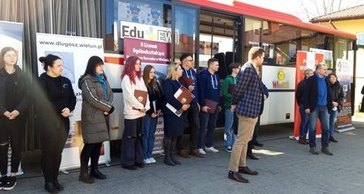 Autobus edukacyjny powiatu wieluńskiego Edu EWI już w trasie