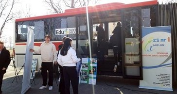 Autobus edukacyjny powiatu wieluńskiego Edu EWI już w trasie