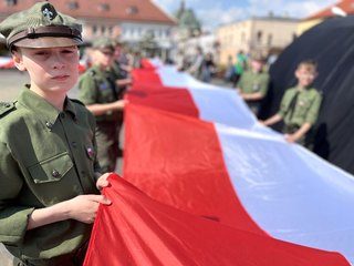 Wieluń: harcerze ze 100-metrową flagą i wspólne śpiewanie hymnu na placu Legionów