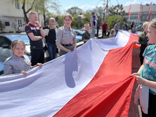 Wieluń: harcerze ze 100-metrową flagą i wspólne śpiewanie hymnu na placu Legionów