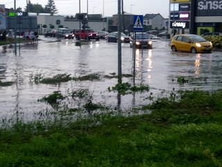 Oberwanie chmury w Wieluniu. Zalane były ulice, piwnice i całe posesje