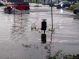 Oberwanie chmury w Wieluniu. Zalane były ulice, piwnice i całe posesje