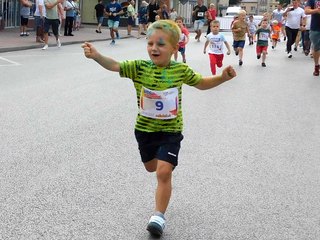 Prawie ćwierć tysiąca biegaczy rywalizowało w Wieluniu na 10 km