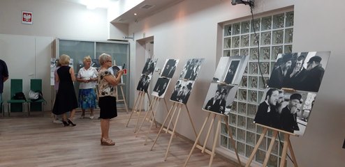 „Chasydzi” w wieluńskiej bibliotece. Wernisaż fotografii Joanny Sidorowicz