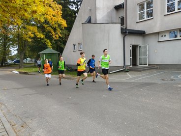 II LO triumfuje w sztafetowych biegach przełajowych