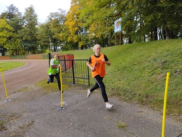 II LO triumfuje w sztafetowych biegach przełajowych