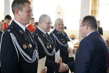 W Wierzchlesie wręczono promesy dla młodzieżowych drużyn pożarniczych