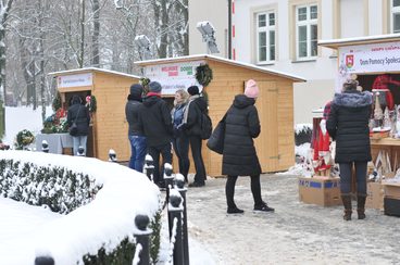 Przepiękne ozdoby świąteczne dostępne już na „stoiskach rozmaitości” przed Starostwem Powiatowym w Wieluniu