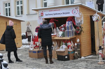 Przepiękne ozdoby świąteczne dostępne już na „stoiskach rozmaitości” przed Starostwem Powiatowym w Wieluniu