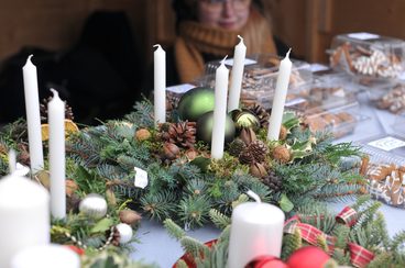 Przepiękne ozdoby świąteczne dostępne już na „stoiskach rozmaitości” przed Starostwem Powiatowym w Wieluniu