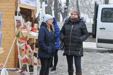 Przepiękne ozdoby świąteczne dostępne już na „stoiskach rozmaitości” przed Starostwem Powiatowym w Wieluniu