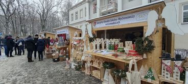 Przepiękne ozdoby świąteczne dostępne już na „stoiskach rozmaitości” przed Starostwem Powiatowym w Wieluniu