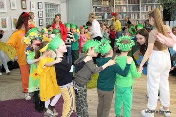 Dziś Światowy Dzień Poezji. Happening w wieluńskiej bibliotece