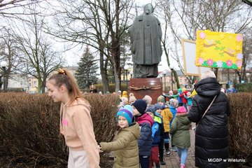 Dziś Światowy Dzień Poezji. Happening w wieluńskiej bibliotece