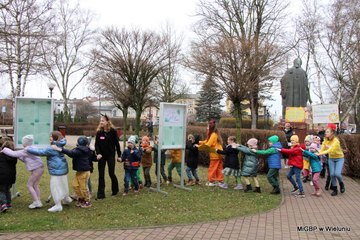 Dziś Światowy Dzień Poezji. Happening w wieluńskiej bibliotece