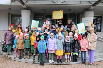 Dziś Światowy Dzień Poezji. Happening w wieluńskiej bibliotece