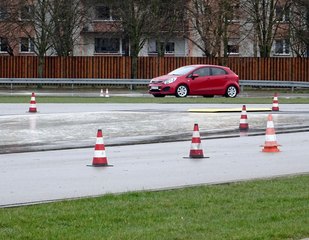 Darmowe szkolenia dla najstarszych i najmłodszych kierowców z województwa łódzkiego