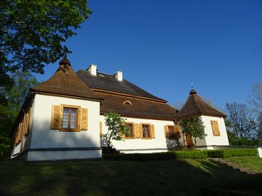 Wojciech Rydel, znawca dworów polskich, z wizytą w Muzeum Wnętrz Dworskich w Ożarowie