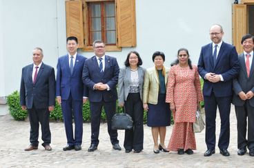 Ambasadorowie zjechali do dworku w Ożarowie. Odwiedzą też Muzeum Ziemi Wieluńskiej i Wielton