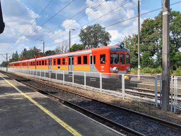 Wieluń zyska nowe połączenie kolejowe z Łodzią – konferencja i podpisanie umowy na dworcu Wieluń - Dąbrowa