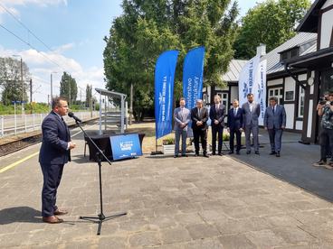 Wieluń zyska nowe połączenie kolejowe z Łodzią – konferencja i podpisanie umowy na dworcu Wieluń - Dąbrowa