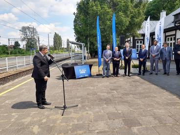 Wieluń zyska nowe połączenie kolejowe z Łodzią – konferencja i podpisanie umowy na dworcu Wieluń - Dąbrowa