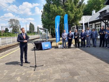 Wieluń zyska nowe połączenie kolejowe z Łodzią – konferencja i podpisanie umowy na dworcu Wieluń - Dąbrowa