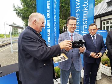 Wieluń zyska nowe połączenie kolejowe z Łodzią – konferencja i podpisanie umowy na dworcu Wieluń - Dąbrowa