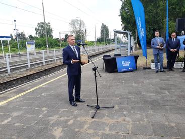 Wieluń zyska nowe połączenie kolejowe z Łodzią – konferencja i podpisanie umowy na dworcu Wieluń - Dąbrowa