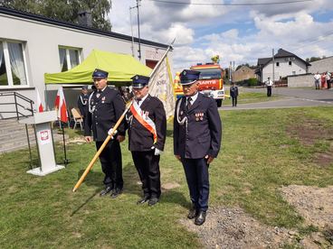 Jest nowy sztandar i odnowiona remiza – Ochotnicza Straż Pożarna w Skotnicy uroczyście podsumowała swoje działania