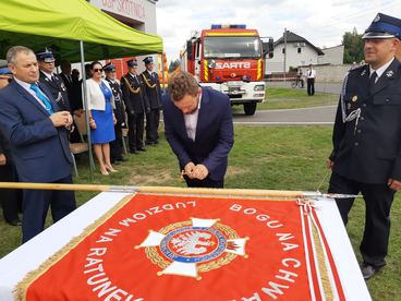 Jest nowy sztandar i odnowiona remiza – Ochotnicza Straż Pożarna w Skotnicy uroczyście podsumowała swoje działania