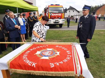 Jest nowy sztandar i odnowiona remiza – Ochotnicza Straż Pożarna w Skotnicy uroczyście podsumowała swoje działania