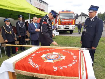 Jest nowy sztandar i odnowiona remiza – Ochotnicza Straż Pożarna w Skotnicy uroczyście podsumowała swoje działania