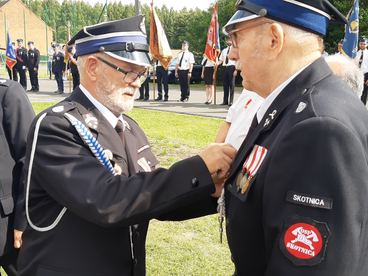 Jest nowy sztandar i odnowiona remiza – Ochotnicza Straż Pożarna w Skotnicy uroczyście podsumowała swoje działania