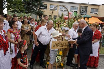 Stare rzeczy mają duszę. Giełda staroci w Strojcu