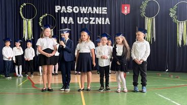 Pierwszaki ze szkoły w Rudzie pasowane na uczniów