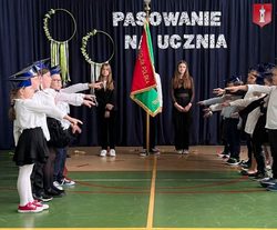 Pierwszaki ze szkoły w Rudzie pasowane na uczniów