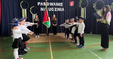 Pierwszaki ze szkoły w Rudzie pasowane na uczniów