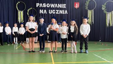 Pierwszaki ze szkoły w Rudzie pasowane na uczniów