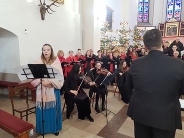 Występ chórów z Czastar i Wrocławia w wieluńskiej kolegiacie