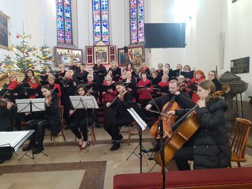 Występ chórów z Czastar i Wrocławia w wieluńskiej kolegiacie