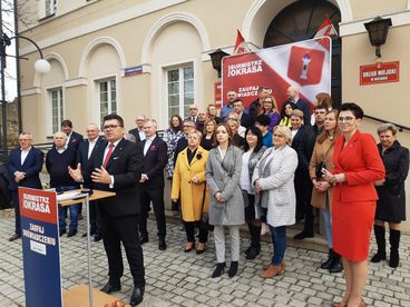 Konferencja prasowa Łączy Nas Wieluń – prezentacja kandydata na burmistrza Wielunia Pawła Okrasy i kandydatów do Rady Miasta i Rady Powiatu