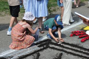 Jak co roku w Spycimierzu powstawały kwietne dywany na Boże Ciało