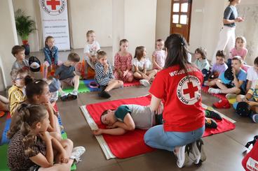 Piątki z pierwszą pomocą w Centrum Integracji PCK w Wieluniu. Ostatnio odwiedzili je uczniowie Szkoły Podstawowej nr 4