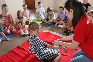 Piątki z pierwszą pomocą w Centrum Integracji PCK w Wieluniu. Ostatnio odwiedzili je uczniowie Szkoły Podstawowej nr 4