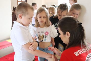 Piątki z pierwszą pomocą w Centrum Integracji PCK w Wieluniu. Ostatnio odwiedzili je uczniowie Szkoły Podstawowej nr 4